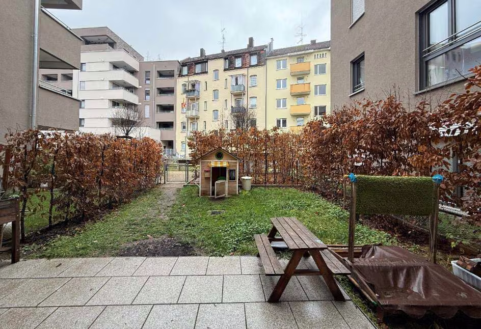 Zwangsversteigerung Eigentumswohnung in Nürnberg, Westfriedhof – Zugeordnete Südterrasse mit eingezäunter Gartenfläche.