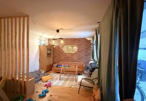 Zwangsversteigerung Eigentumswohnung in Nürnberg, Westfriedhof – Helles Wohn- und Esszimmer mit Parkettboden.