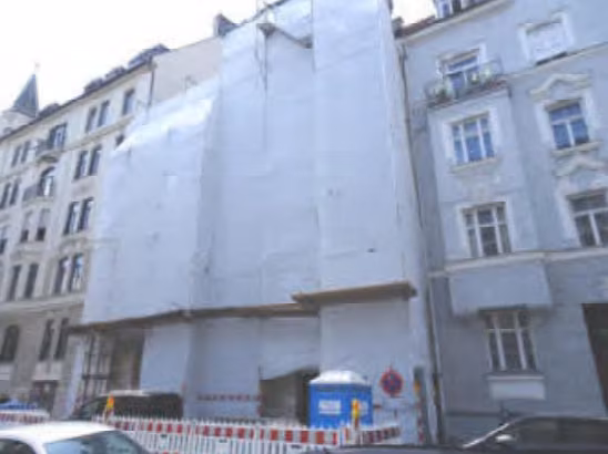 Zwangsversteigerung Eigentumswohnung in München, Lehel – Hofseitige Fassade mit nachträglich angebautem Außenaufzug und Balkonen.
