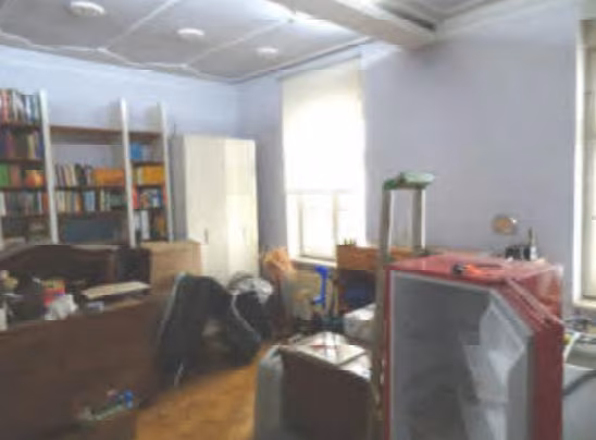 Zwangsversteigerung Eigentumswohnung in München, Lehel – Wohnzimmer der Eigentumswohnung mit Fischgrät-Parkett.