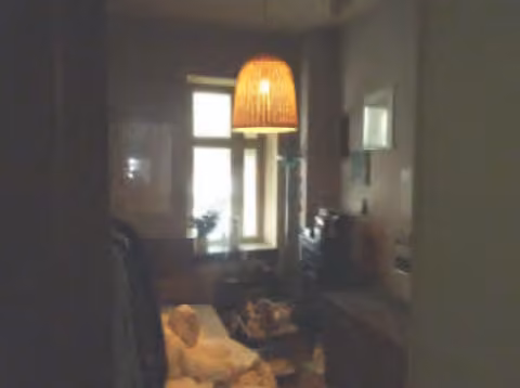 Zwangsversteigerung Eigentumswohnung in München, Lehel – Schlafzimmer mit Blick auf den vorgesetzten Außenaufzug.