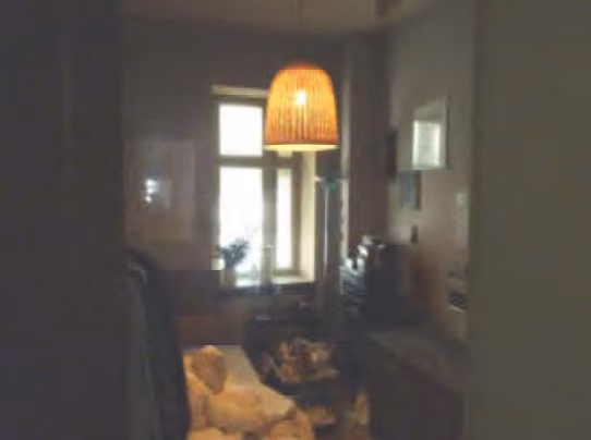 Zwangsversteigerung Eigentumswohnung in München, Lehel – Schlafzimmer mit Blick auf den vorgesetzten Außenaufzug.