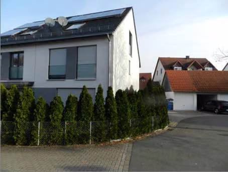 Zwangsversteigerung Doppelhaushälfte in Nürnberg, Röthenbach bei Schweinau – Außenansicht der Doppelhaushälfte und des Gartens von Süden.