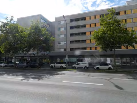 Zwangsversteigerung Eigentumswohnung in München, Laim – Nordansicht des Gebäudekomplexes an der Landsberger Straße mit Markierung der Wohnung.