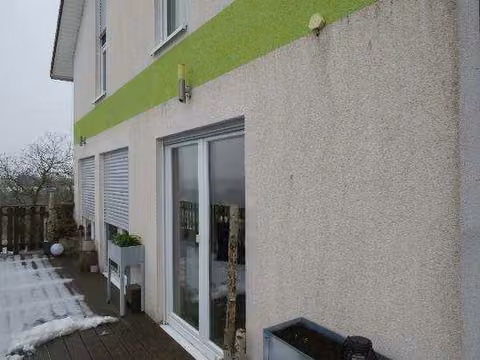 Zwangsversteigerung Einfamilienhaus in Geiselwind, Freihaslach – Wohnhaus Sixtenberg 2a Ansicht von Südosten mit Hauseingang und Hoffläche.