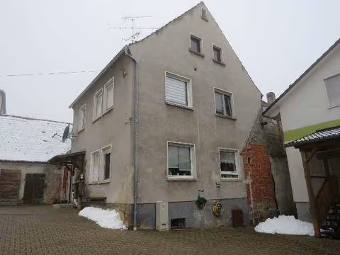 Zwangsversteigerung Einfamilienhaus in Geiselwind, Freihaslach – Wohnhaus Sixtenberg 2 Ansicht von Süden mit Hofzufahrt.