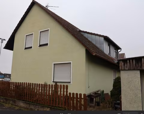Zwangsversteigerung Einfamilienhaus in Wiesentheid, Geesdorf – Ostansicht und Rückseite des Wohnhauses mit Dachaufbauten.