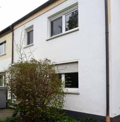 Zwangsversteigerung Einfamilienhaus in Fulda, Ziehers-Nord – Vorderansicht des Reihenmittelhauses von der Zugangsseite.