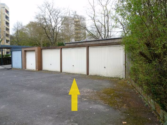 Zwangsversteigerung Einfamilienhaus in Fulda, Ziehers-Nord – Blick von der privaten Verkehrsfläche auf die Reihengaragenanlage.