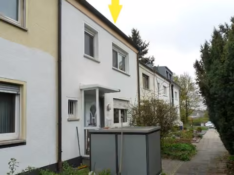 Zwangsversteigerung Einfamilienhaus in Fulda, Ziehers-Nord – Eingangsseite der Reihenhauszeile mit Zugangsweg.