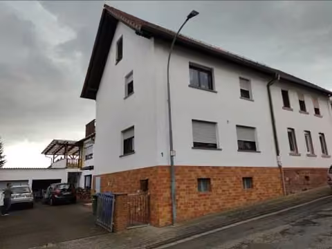Zwangsversteigerung Wohn-/Geschäftshaus in Gründau, Lieblos – Blick auf das Wohnhaus Tiergartenstraße 1 von Nordosten.