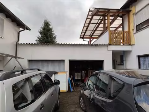 Zwangsversteigerung Wohn-/Geschäftshaus in Gründau, Lieblos – Blick auf die Doppelgarage von Norden.