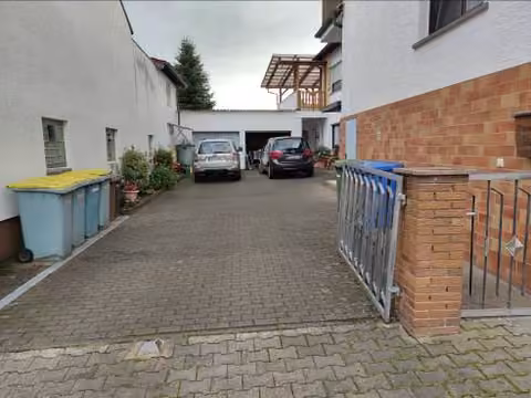 Zwangsversteigerung Wohn-/Geschäftshaus in Gründau, Lieblos – Zufahrt zum Grundstück.