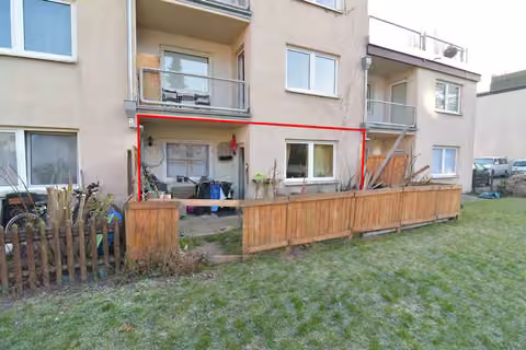 Zwangsversteigerung Eigentumswohnung in Hannover, Döhren-Wülfel – Rückseitige Ansicht der Eigentumswohnung im Erdgeschoss mit Terrasse, rot markiert.