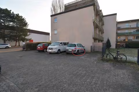 Zwangsversteigerung Eigentumswohnung in Hannover, Döhren-Wülfel – Zugehöriger Pkw-Stellplatz im Außenbereich, farbig gekennzeichnet.