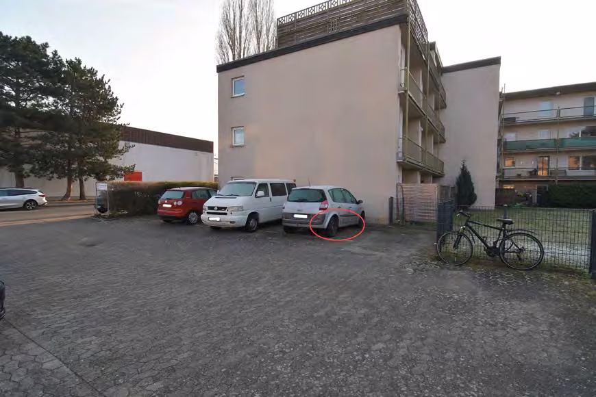 Zwangsversteigerung Eigentumswohnung in Hannover, Döhren-Wülfel – Zugehöriger Pkw-Stellplatz im Außenbereich, farbig gekennzeichnet.