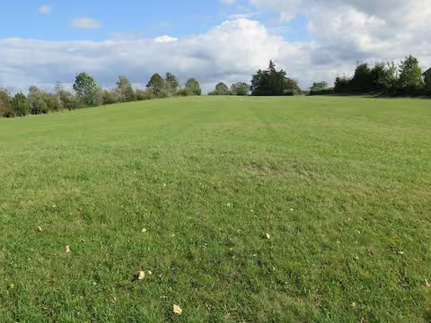 Zwangsversteigerung Grundstück in Lüdenscheid, Vogelberg – Blick über das unbebaute Wiesengrundstück am Vogelberg.