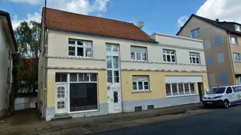 Zwangsversteigerung in Lage – Straßenansicht der Hauptfassade des Mehrfamilienhauses