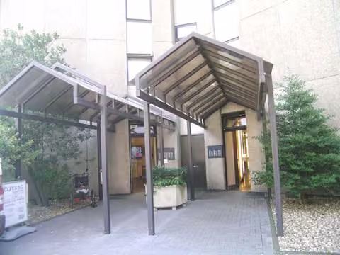 Zwangsversteigerung Eigentumswohnung in Düsseldorf, Golzheim – Überdachter Hauseingangsbereich der Kaiserswerther Straße 115.