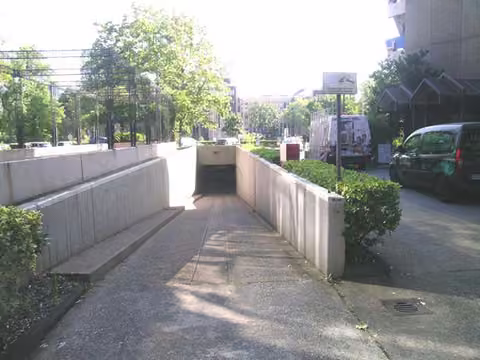 Zwangsversteigerung Eigentumswohnung in Düsseldorf, Golzheim – Rampe und Zufahrt zur Tiefgarage des Gebäudes.