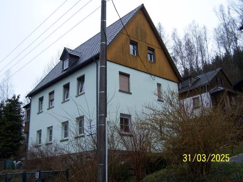 Zwangsversteigerung Einfamilienhaus in Klingenthal, Brunndöbra – Vorderansicht des Wohnhauses aus Straßenperspektive.