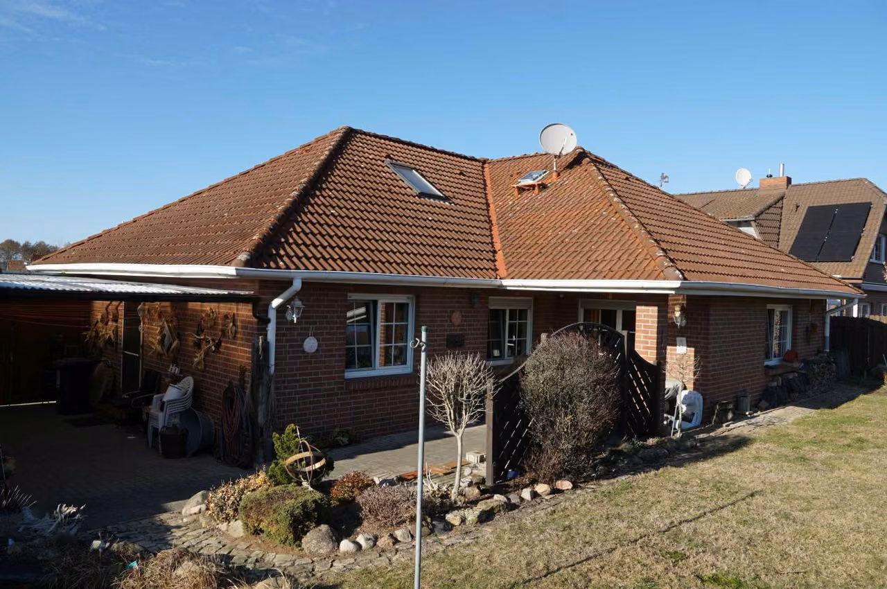 Zwangsversteigerung Einfamilienhaus in Klötze – Gartenansicht des Einfamilienhauses mit Terrasse und Gartenanlage.