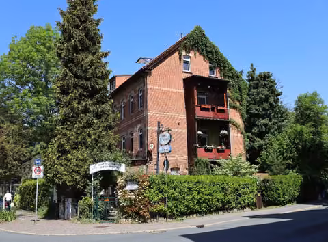 Zwangsversteigerung Eigentumswohnung in Jena, West – Straßenansicht des Wohn- und Geschäftshauses mit roter Markierung der Wohnung im 1. Obergeschoss.