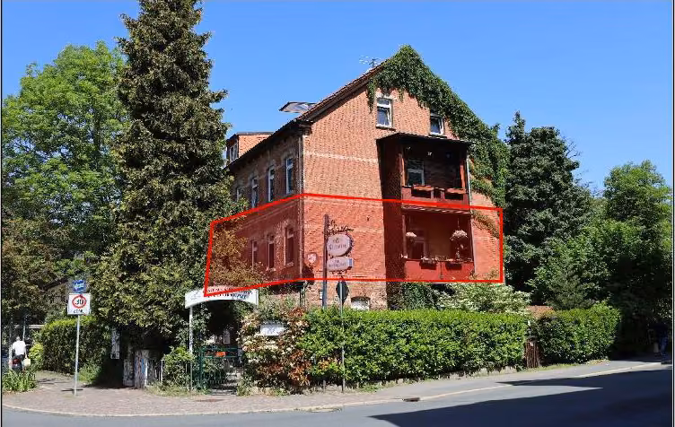 Zwangsversteigerung Eigentumswohnung in Jena, West – Südostansicht des Gebäudes mit Hervorhebung der Versteigerungseinheit.