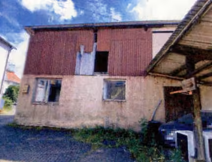 Zwangsversteigerung Gewerbe in Ahorn, Berolzheim – Hofbereich mit Nebengebäude (ehemaliges Schlachthaus)