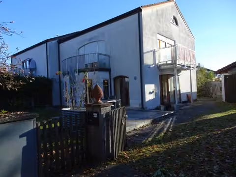 Zwangsversteigerung Doppelhaushälfte in Gauting – Vorderansicht der Doppelhaushälfte von der Frühlingstraße.