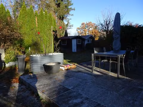 Zwangsversteigerung Doppelhaushälfte in Gauting – Südwestterrasse und Gartenbereich des Grundstücks.
