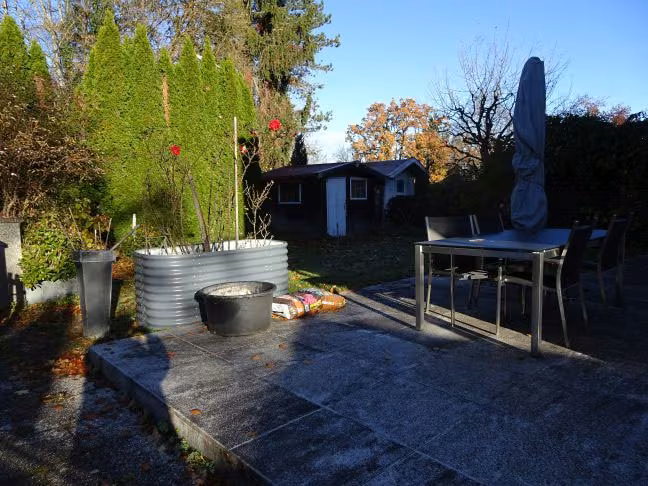 Zwangsversteigerung Doppelhaushälfte in Gauting – Südwestterrasse und Gartenbereich des Grundstücks.
