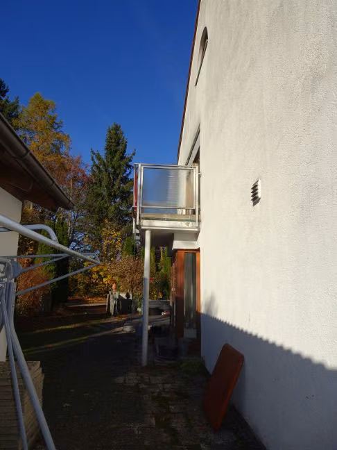 Zwangsversteigerung Doppelhaushälfte in Gauting – Südansicht des Wohnhauses mit Balkonen.
