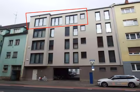 Zwangsversteigerung Eigentumswohnung in Nürnberg, Sündersbühl – Straßenseitige Außenansicht des Gebäudes mit roter Markierung der Wohnung im vierten Obergeschoss.