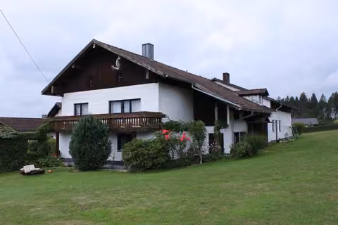 Zwangsversteigerung Einfamilienhaus in Hofkirchen, Solla – Ansicht des Wohnhausaltbaus von Nordosten mit Vorgarten und Grünfläche.