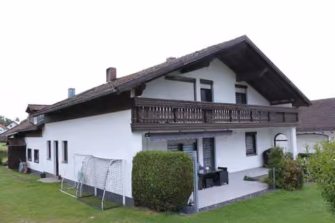 Zwangsversteigerung Einfamilienhaus in Hofkirchen, Solla – Ansicht des Wohnhausanbaus von 1982 mit Balkon und Terrasse von Nordwesten.
