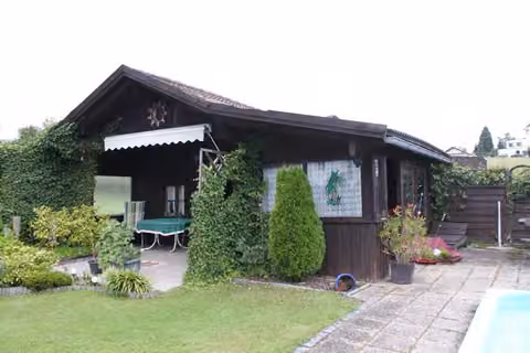 Zwangsversteigerung Einfamilienhaus in Hofkirchen, Solla – Gartenhaus im gepflegten Gartenbereich mit Terrasse.