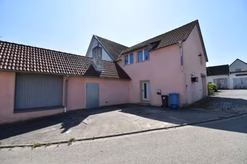 Zwangsversteigerung Einfamilienhaus in Parsberg, Willenhofen – Vorderansicht des Einfamilienhauses mit Hofzufahrt und Anbauten.