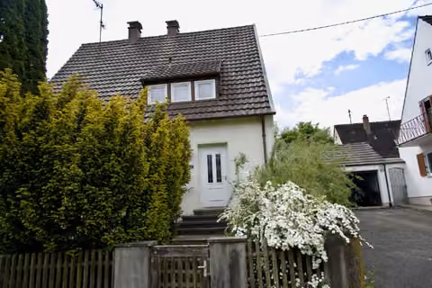 Zwangsversteigerung Einfamilienhaus in Wertingen – Eingangsansicht des Wohnhauses von Norden mit Vorgarten und Zuwegung.