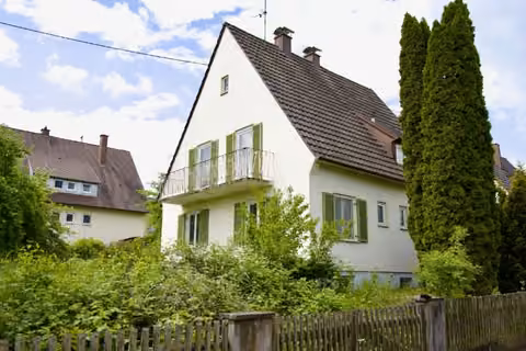 Zwangsversteigerung Einfamilienhaus in Wertingen – Ansicht des Wohnhauses von Osten mit Dachbalkon und Gartengrundstück.