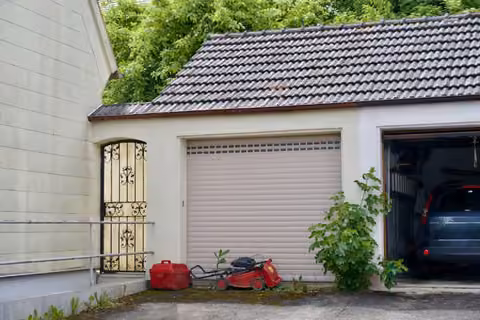 Zwangsversteigerung Einfamilienhaus in Wertingen – Einfahrt und geschlossenes Sektionaltor der Einzelgarage.