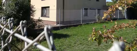 Zwangsversteigerung Einfamilienhaus in Hammelburg – Blick auf das Anwesen und die Zufahrt von Süd-Osten.