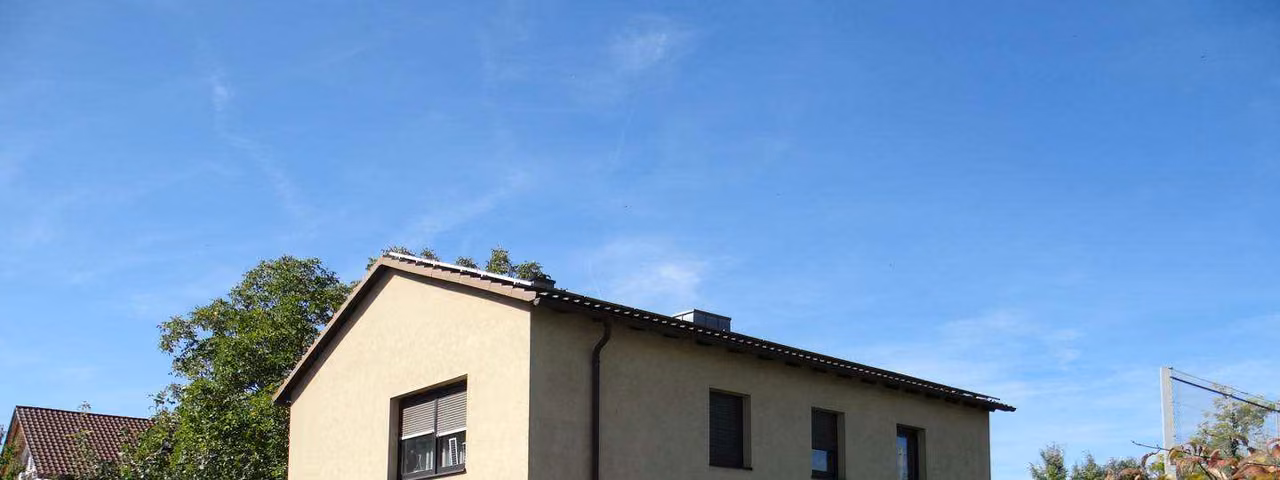 Zwangsversteigerung Einfamilienhaus in Hammelburg – Ost-Ansicht des Wohnhauses über die eingezäunte Gartenfläche.