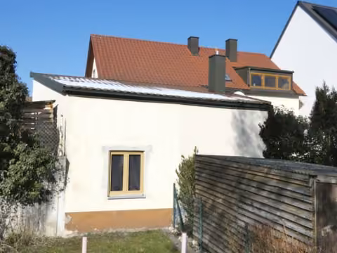 Zwangsversteigerung Einfamilienhaus in Pressath – Westansicht des Wohnhauses mit Garage und Garagenterrasse.