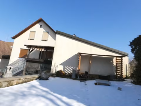 Zwangsversteigerung Einfamilienhaus in Pressath – Westansicht mit dem Anbau.