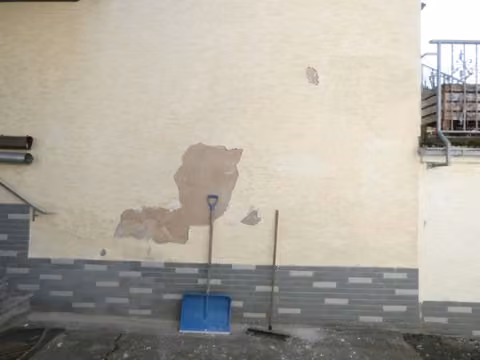 Zwangsversteigerung Einfamilienhaus in Pressath – Terrasse auf dem Garagendach mit Kamin.
