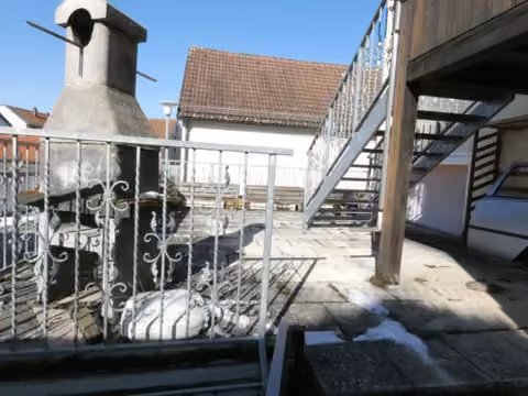 Zwangsversteigerung Einfamilienhaus in Pressath – Modernisiertes Badezimmer im Dachgeschoss mit Doppelwaschtisch.