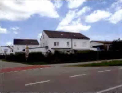 Zwangsversteigerung Doppelhaushälfte in Pilsting, Harburg / Herzogau – West- und Südfassade der Doppelhaushälfte mit Gartenbereich.