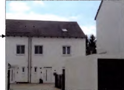 Zwangsversteigerung Doppelhaushälfte in Pilsting, Harburg / Herzogau – Nordfassade der Doppelhaushälfte mit Hauseingangsbereich.
