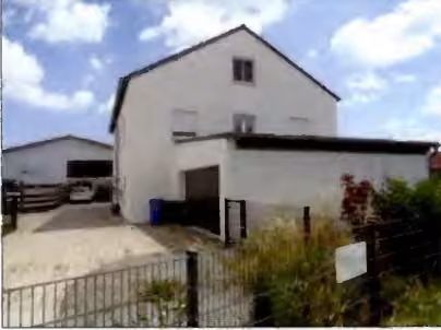 Zwangsversteigerung Doppelhaushälfte in Pilsting, Harburg / Herzogau – Hoffläche und Westfassaden der Doppelhaushälfte nebst Garage.